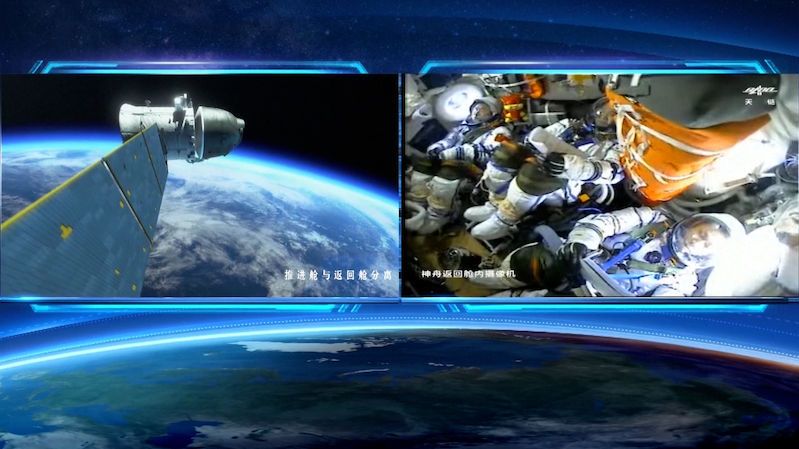 Čínští kosmonauti se vrátili z oběžné dráhy. Vesmírní turisté se tam stále kochají